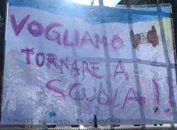 "Vogliamo tornare a scuola". Cartelli e disegni anche davanti alla scuola Clerici di Gerenzano 