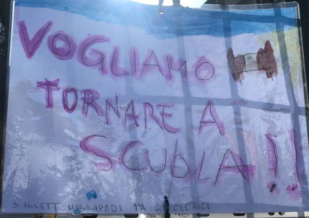 “Vogliamo tornare a scuola”. Cartelli e disegni anche davanti alla scuola Clerici di Gerenzano