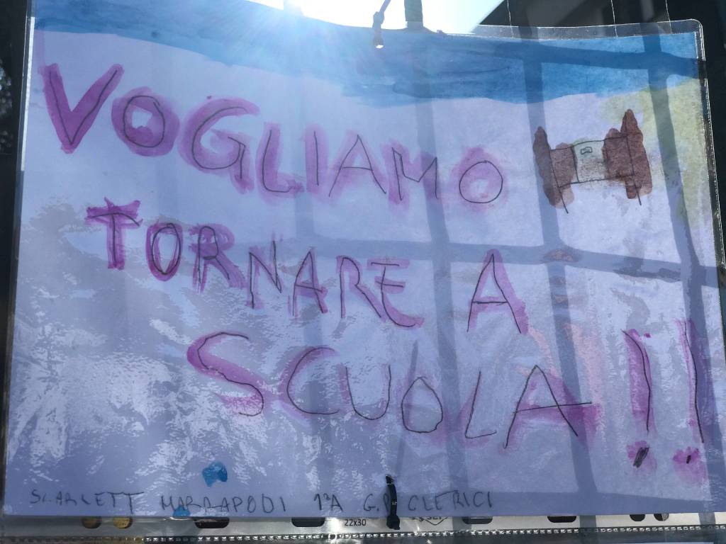 "Vogliamo tornare a scuola". Cartelli e disegni anche davanti alla scuola Clerici di Gerenzano 