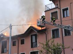 A fuoco il tetto di una casa a Biandronno