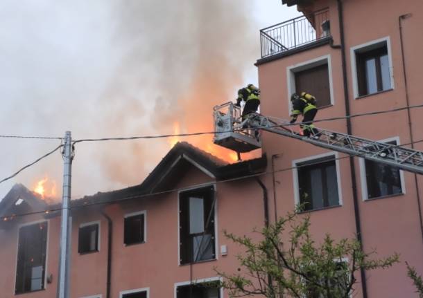 A fuoco il tetto di una casa a Biandronno