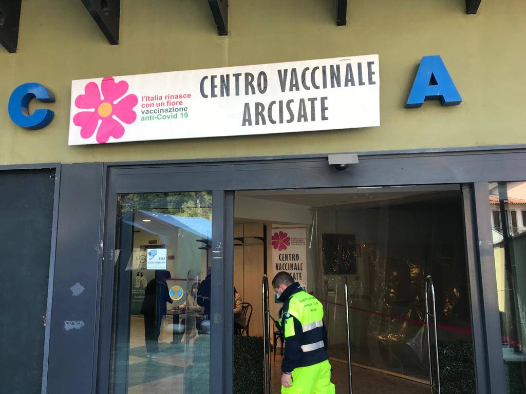 Arcisate - Centro vaccinale in piena attività