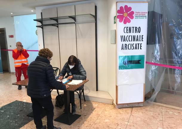 Arcisate - Primo giorno di attività all'hub vaccinale della Valceresio