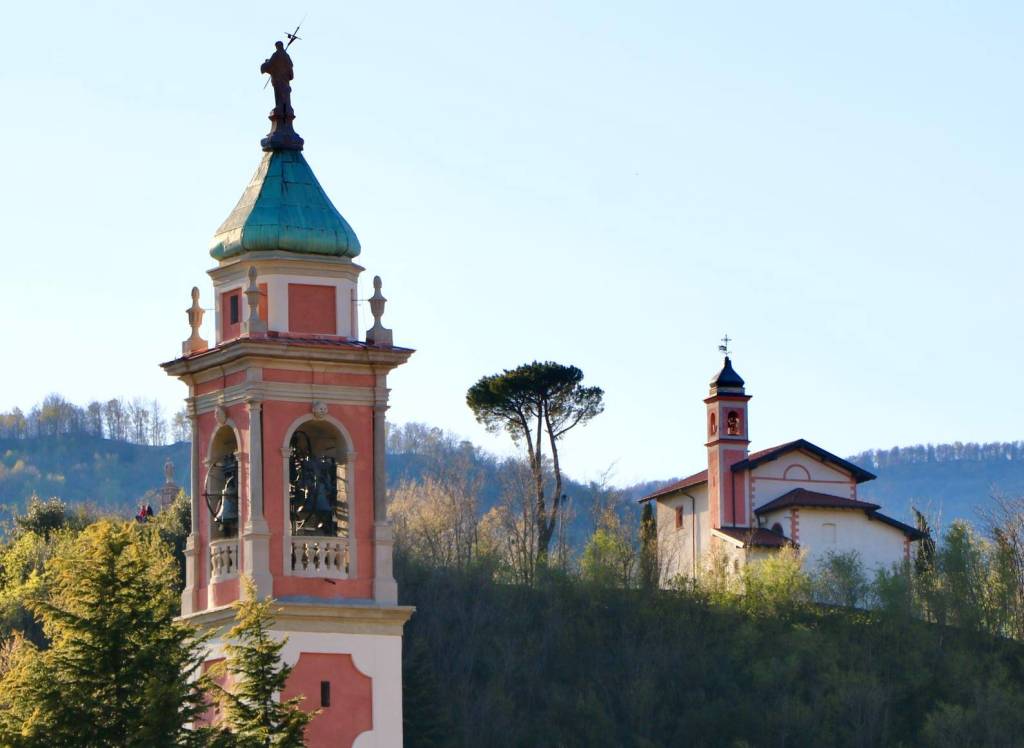 Besano, i due campanili - foto di Claudio Peruzzo