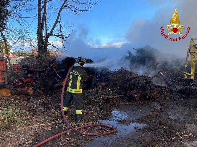 L\'incendio all\'azienda di legnami di Sesto Calende