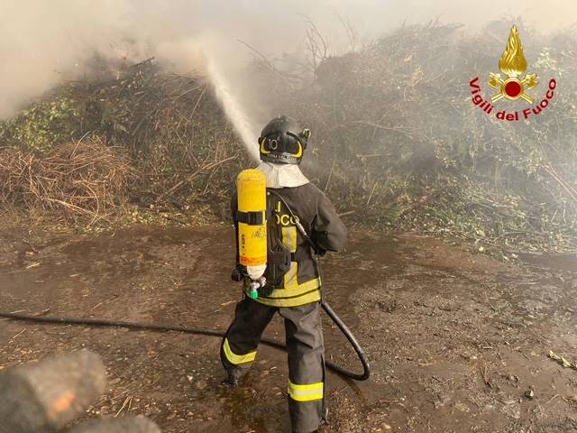 L\'incendio all\'azienda di legnami di Sesto Calende