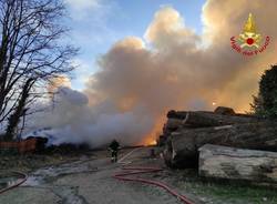 L\'incendio all\'azienda di legnami di Sesto Calende