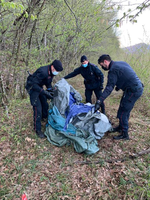 Distrutta una postazione di spaccio nei boschi della valganna