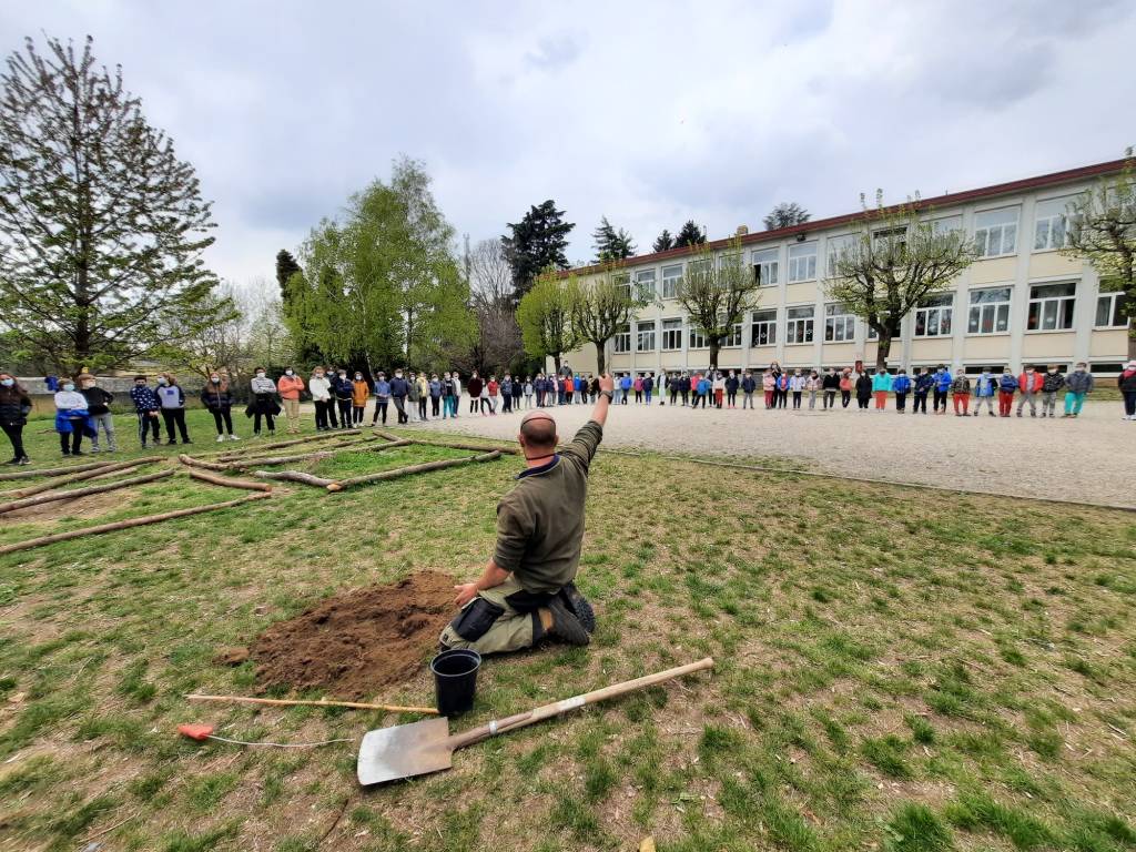 I bimbi del Galilei piantano alberi