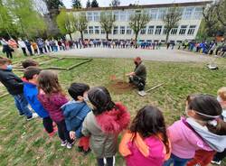 I bimbi del Galilei piantano alberi