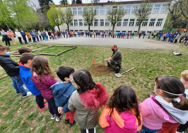 I bimbi del Galilei piantano alberi