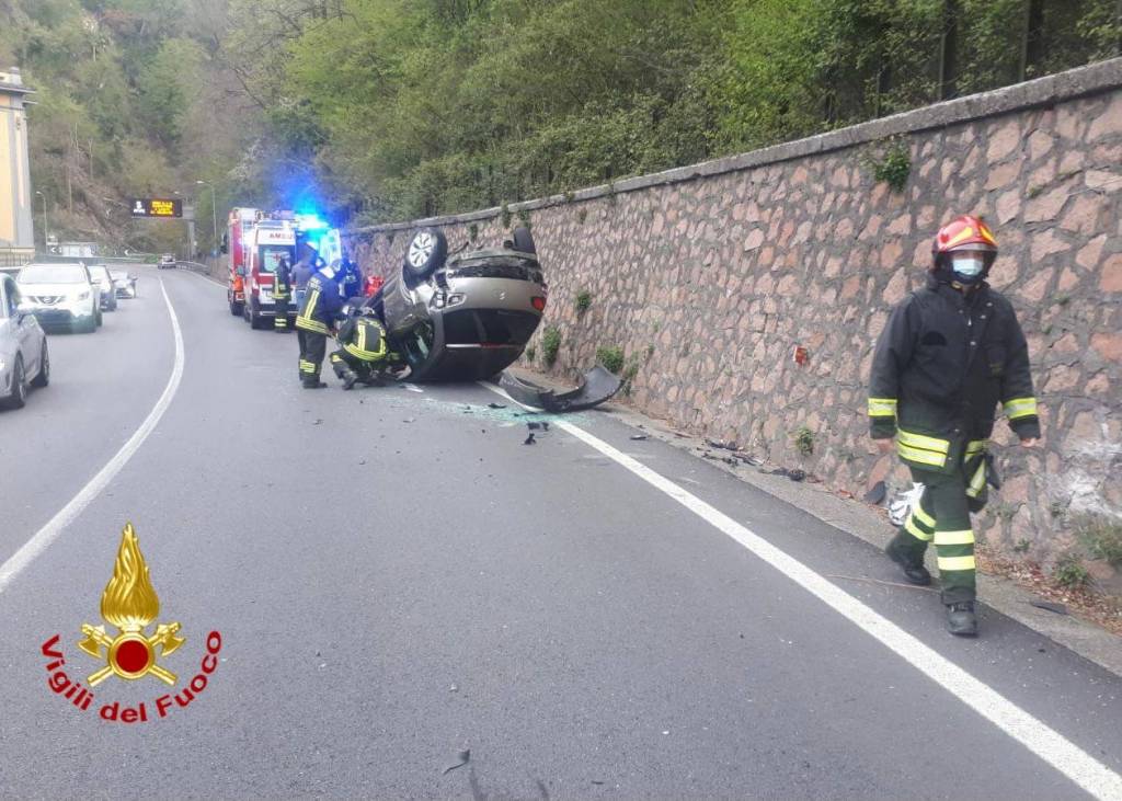 Auto ribaltata a Induno Olona