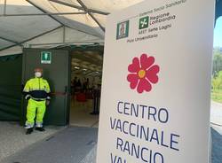 I volontari al lavoro all\'hub di Rancio Valcuvia