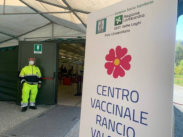 I volontari al lavoro all\'hub di Rancio Valcuvia