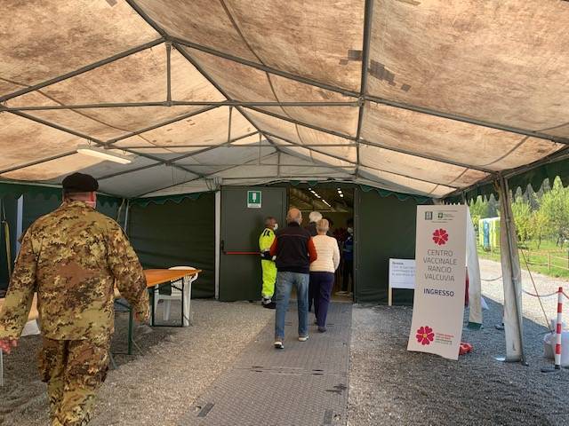 I volontari al lavoro all\'hub di Rancio Valcuvia