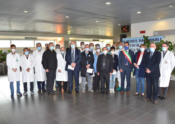 L’Arcivescovo Delpini rende omaggio ai lavoratori dell’Ospedale di Legnano