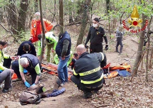 Cade nei boschi a Comerio e si ferisce, soccorsa dal Soccorso Alpino e dai vigili del fuoco