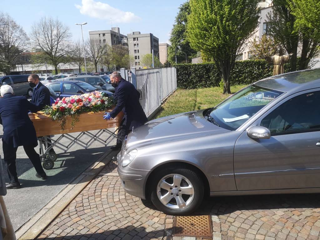 Genitori e figlio morti a pochi giorni di distanza, famiglia distrutta dal Covid a Legnano