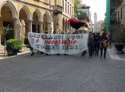 Gli anarchici manifestano in piazza Libertà a Saronno