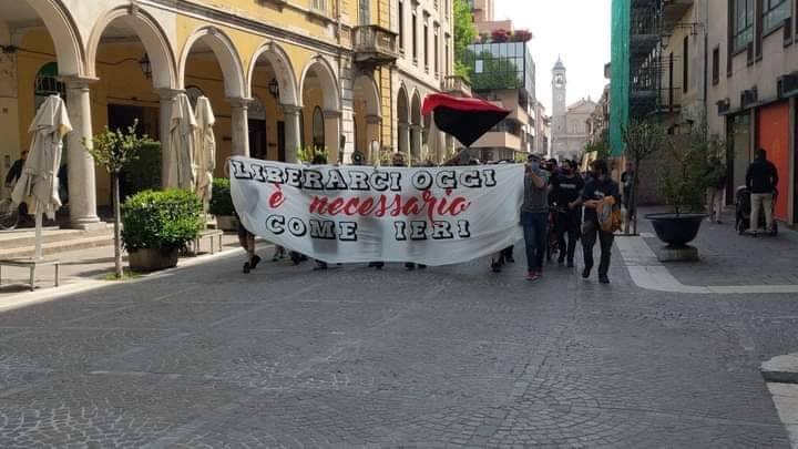 Gli anarchici manifestano in piazza Libertà a Saronno