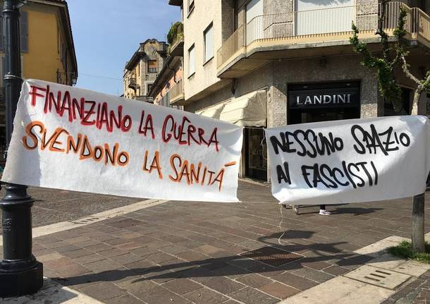 Gli anarchici manifestano in piazza Libertà a Saronno