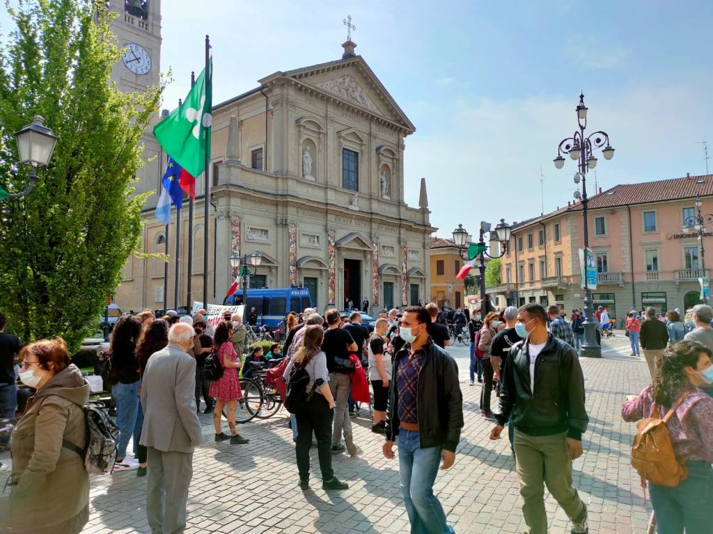 Gli anarchici manifestano in piazza Libertà a Saronno