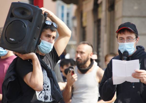 Gli anarchici manifestano in piazza Libertà a Saronno