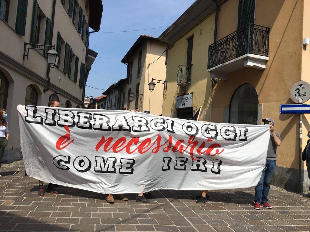 Gli anarchici manifestano in piazza Libertà a Saronno