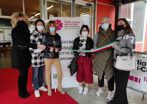 Gli infermieri dell'ospedale di Saronno al centro vaccinale: "Vogliamo aiutare a tornare a vivere"