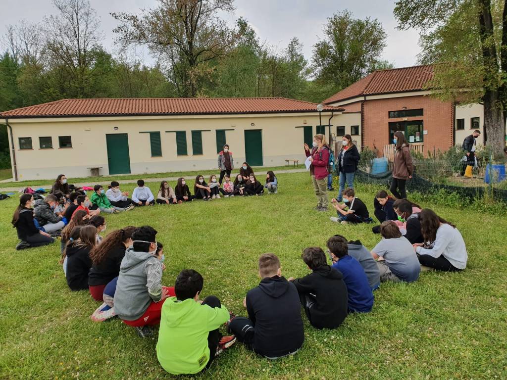 Gli studenti di Limbiate al lavoro per ripulire il Parco delle Groane