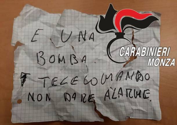 “Ho una bomba, non avvisare nessuno”. Ma la commessa sventa la rapina