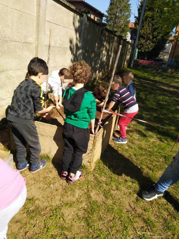 I bambini coltivano gli orti scolastici del IC di Vedano Olona