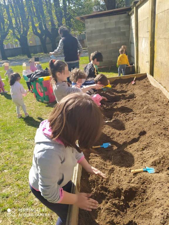 I bambini coltivano gli orti scolastici del IC di Vedano Olona