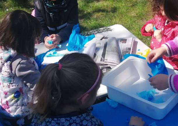 I bambini della scuola materna di Lissago lanciano "bombe di semi" per celebrare la Terra