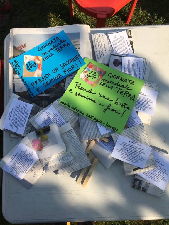 I bambini della scuola materna di Lissago lanciano "bombe di semi" per celebrare la Terra