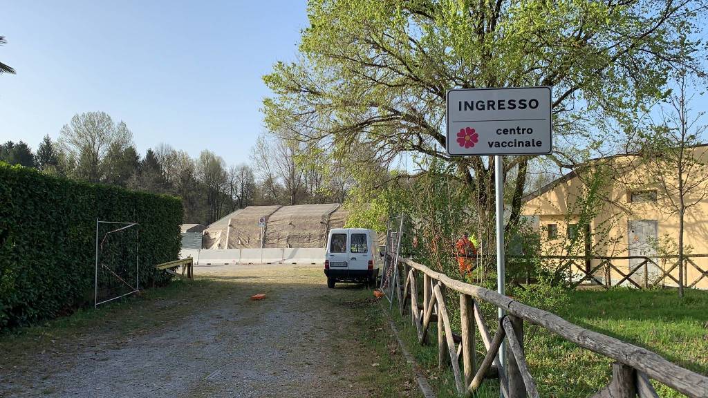 Il centro vaccinale di Schiranna