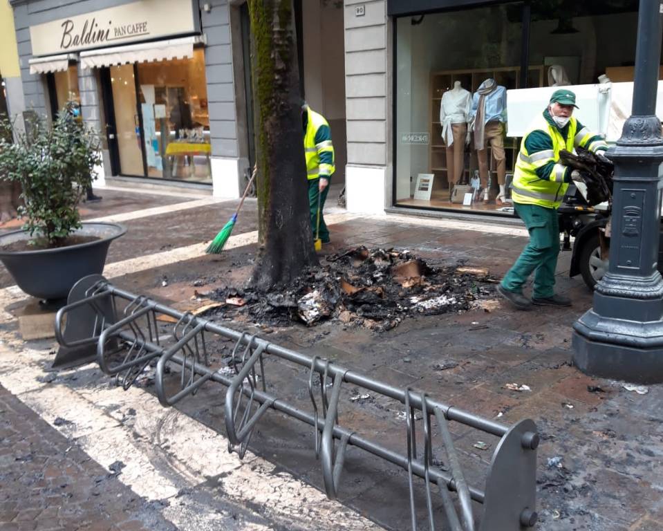 Incendi e danneggiamenti in centro a Saronno, arrestato un 50enne