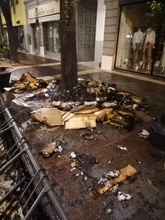 Incendi e danneggiamenti in centro a Saronno, arrestato un 50enne