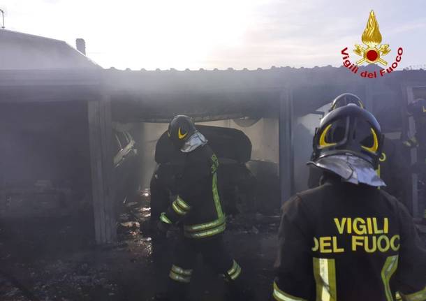 In fiamme due garage, carbonizzate le auto