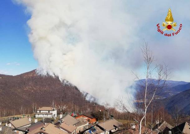 Incendio in Val Cannobina, i Vigili del Fuoco recuperano tre persone e un cane