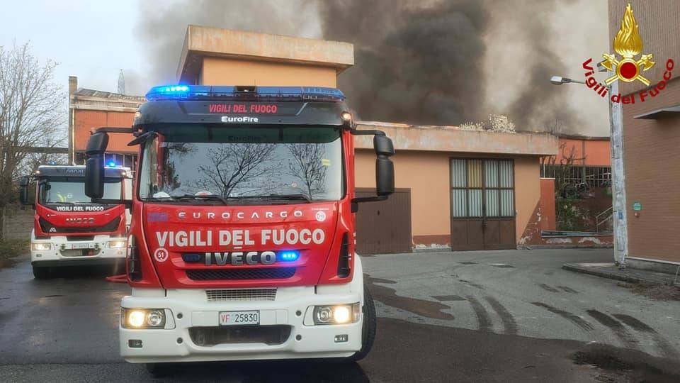 Incendio nella notte ad Agrate Brianza: fiamme in un capannone 