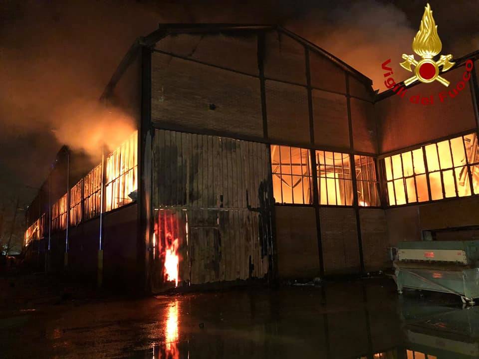 Incendio nella notte ad Agrate Brianza: fiamme in un capannone 