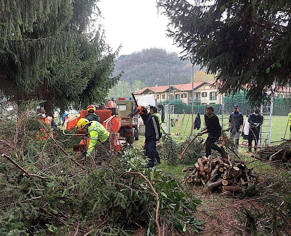 Induno Olona - Protezione civile al lavoro per pulire gli argini dell'Olona