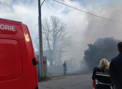 L\'incendio all\'azienda di legnami di Sesto Calende