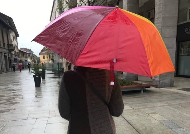 La pandemia cambia colore,  Legnano saluta la zona rossa sotto l'ombrello