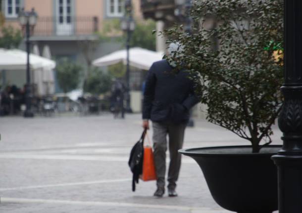 Le immagini del primo giorno in zona gialla a Saronno centro