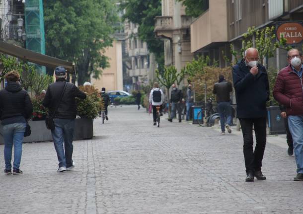 Le immagini del primo giorno in zona gialla a Saronno centro