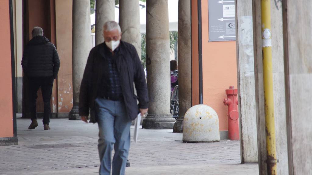 Le immagini del primo giorno in zona gialla a Saronno centro