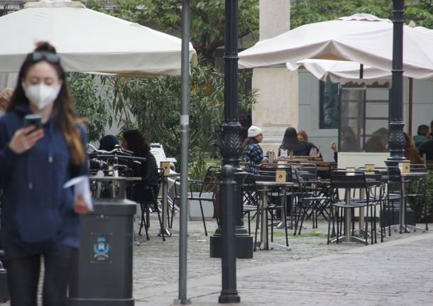 Le immagini del primo giorno in zona gialla a Saronno centro