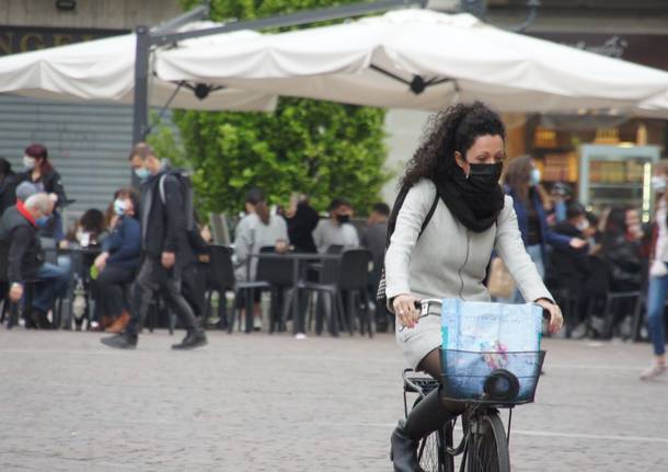 Le immagini del primo giorno in zona gialla a Saronno centro